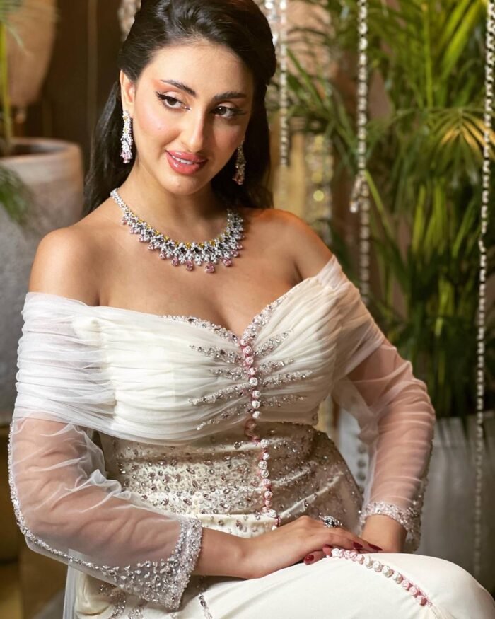 ⁦Luxury Touch Bridal Dress⁩ - الصورة ⁦3⁩